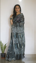 Load image into Gallery viewer, Block Printed Grey Maheshwari Silk Sari comes with a blouse piece
