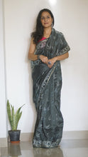 Load image into Gallery viewer, Block Printed Grey Maheshwari Silk Sari comes with a blouse piece
