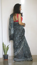 Load image into Gallery viewer, Block Printed Grey Maheshwari Silk Sari comes with a blouse piece