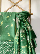 Load image into Gallery viewer, Maheshwari Silk Kurta Set in Vibrant Green
