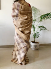 Load image into Gallery viewer, Handloom fletcher Silk Saree .The grey saree has check details on it and comes with a matching blouse piece. 
