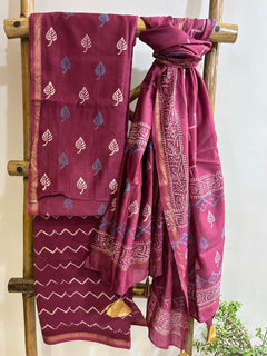 Load image into Gallery viewer, Wine Maheshwari Silk Kurts Set
