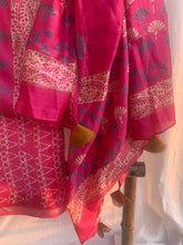 Load image into Gallery viewer, Pink Maheshwari silk kurta set with block print on it.
