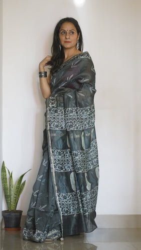 Block Printed Grey Maheshwari Silk Sari comes with a blouse piece