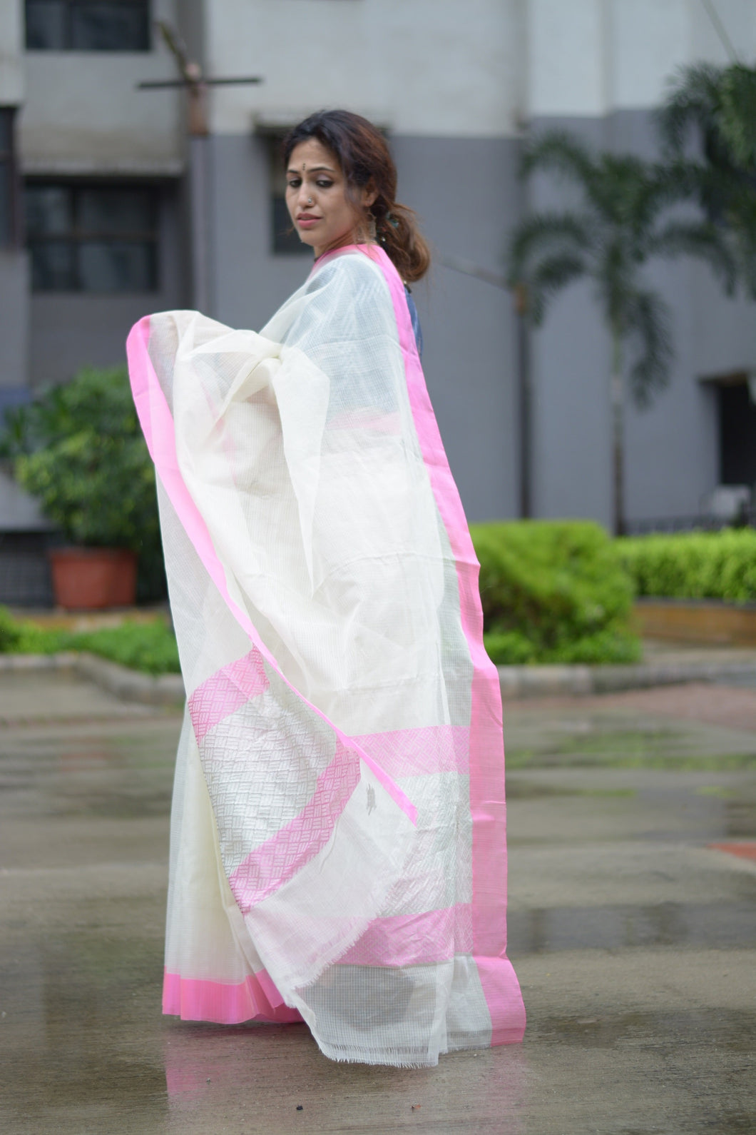 White saree - Handloom Kota Doria saree has pink border and silver zari work