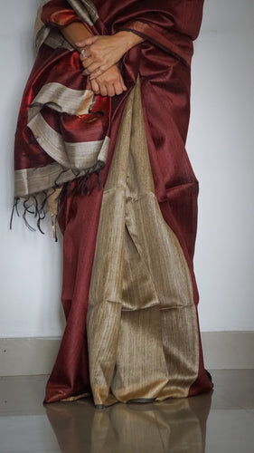 Handloom Silk Sari in wine & beige is curated from the silk city, Bhagalpur. The graceful sari has an effortless drape and comes with tassels on the pallu.