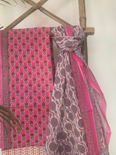 Load image into Gallery viewer, Pink cotton hand-block printed kurta set with pink dupatta
