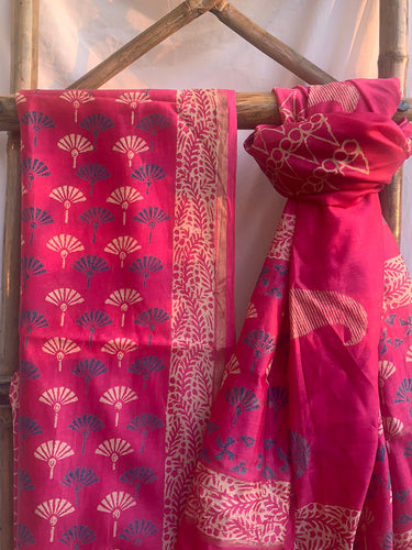 Pink Maheshwari silk kurta set with block print on it.